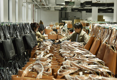 湖南藍山 皮具箱包產銷兩旺 返鄉人員家門口就業